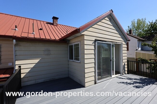 Building Photo - Saint Helens OR - upstairs flat 2 bedroom unit in duplex