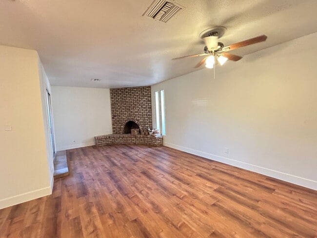 Building Photo - Stunning Remodel, 2 Bed 2 Bath Home with Pool Service!