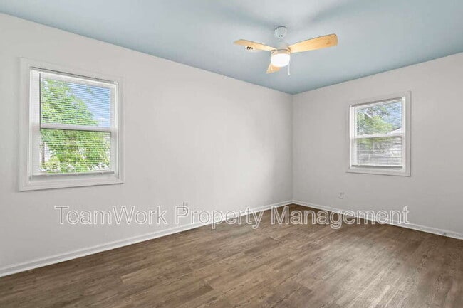 Building Photo - 3020 Azalea Dr