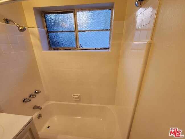 Building Photo - 1013 N San Vicente Blvd