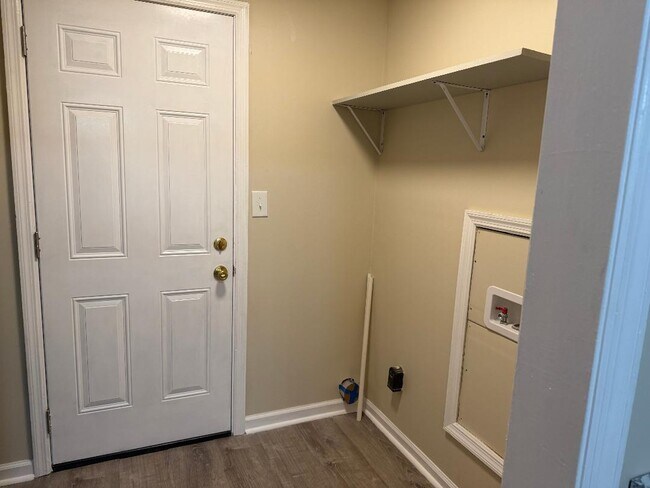 Building Photo - 1548 Hamilton Dr