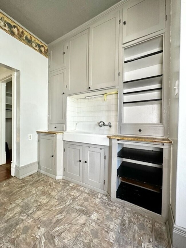 Building Photo - 122 S Van Buren St