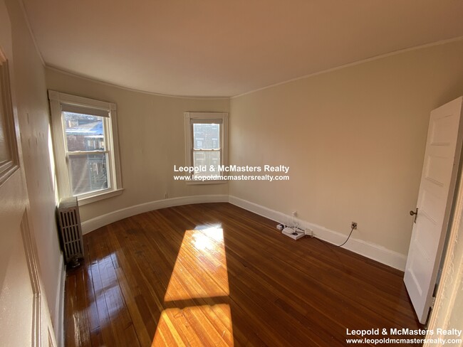 Primary Photo - 1595 Beacon St