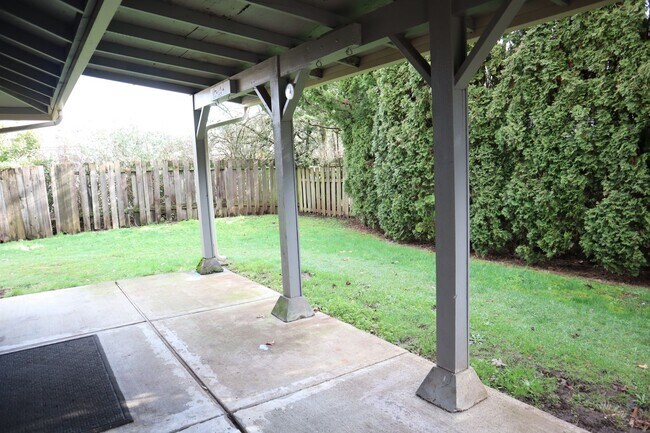 Building Photo - 10111 NE Tanglewood Dr