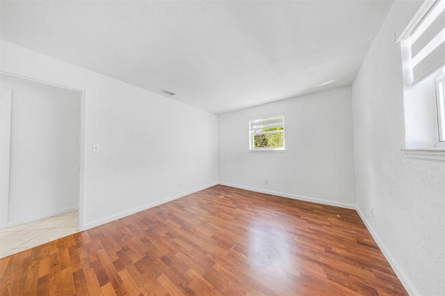 Building Photo - 5921 NE 1st Ave.