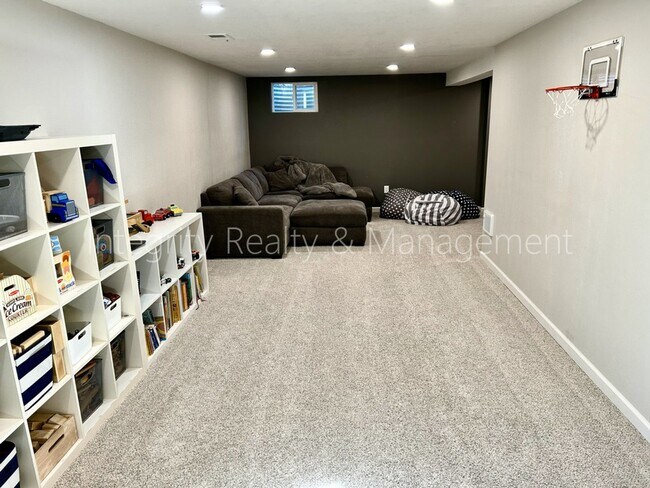 Building Photo - 9722 W Polk Dr