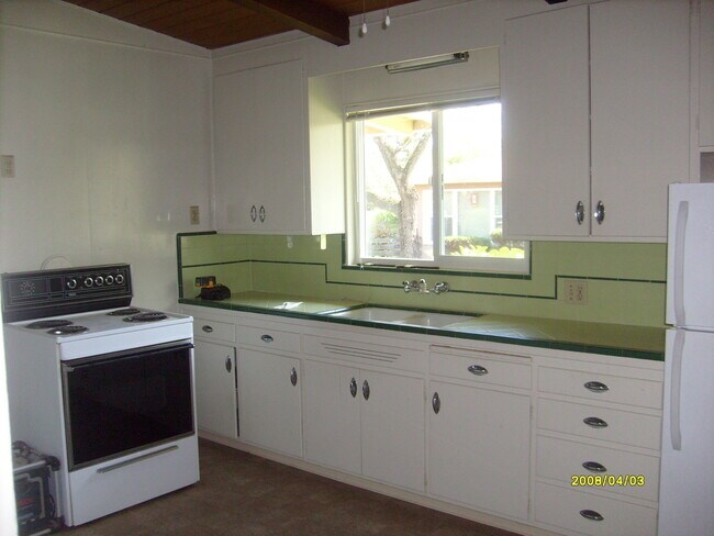 Building Photo - Quaint, single level duplex with one car garage