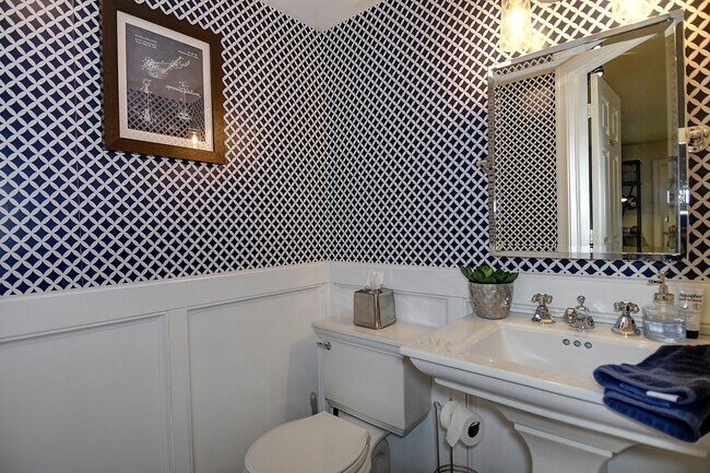 Building Photo - Spacious Condo in Ghent Square!