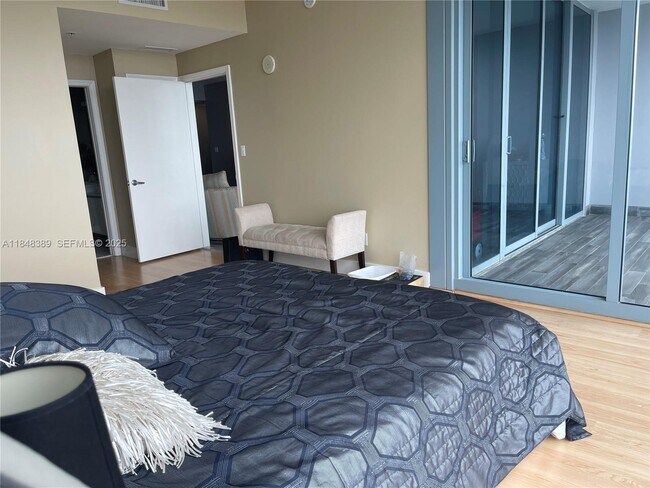 Building Photo - 601 NE 36th St