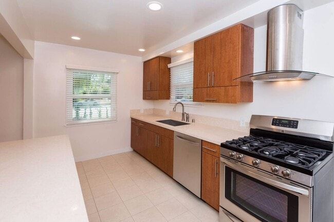 Building Photo - South of the Blvd DESIGNER UNIT!