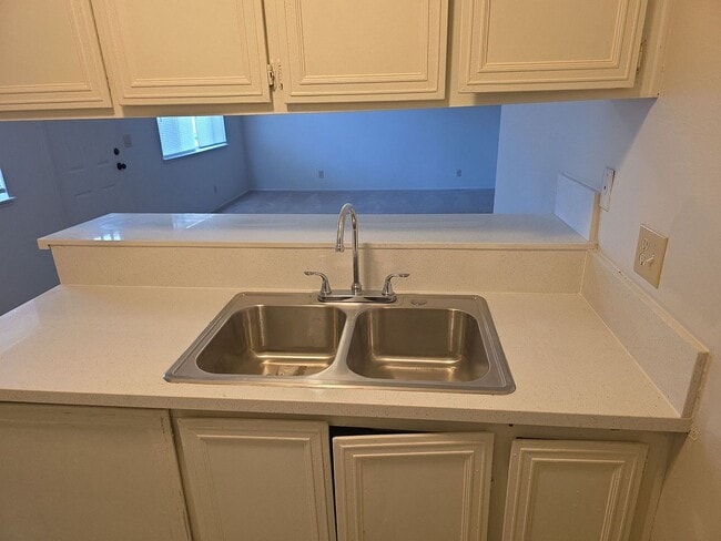 Building Photo - Spacious 2 bedroom condo with pool