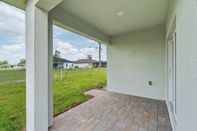 Building Photo - Spacious 4-Bedroom Gem with 2 Full Baths in Charming Punta Gorda Oasis!