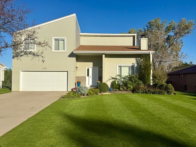 Primary Photo - 2305 S 165th St