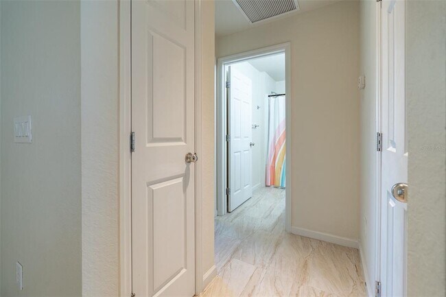 Building Photo - 5561 SW 40th St