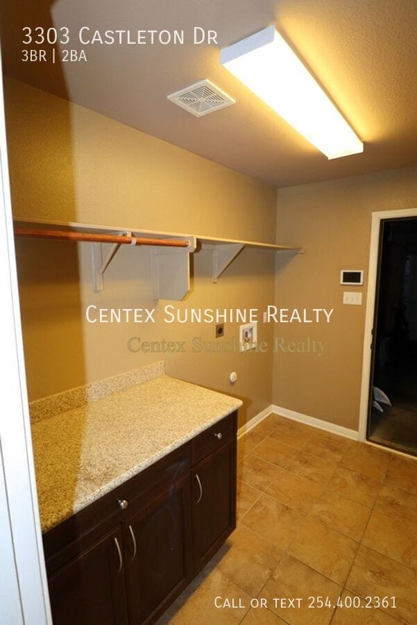 Building Photo - 3303 Castleton Dr