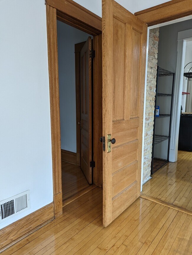 Building Photo - 3448 W Drummond Pl