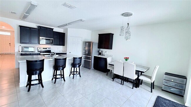 Building Photo - 2402 SE Gillette Ave