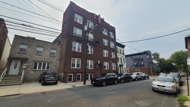 Building Photo - 15 Hopkins Ave