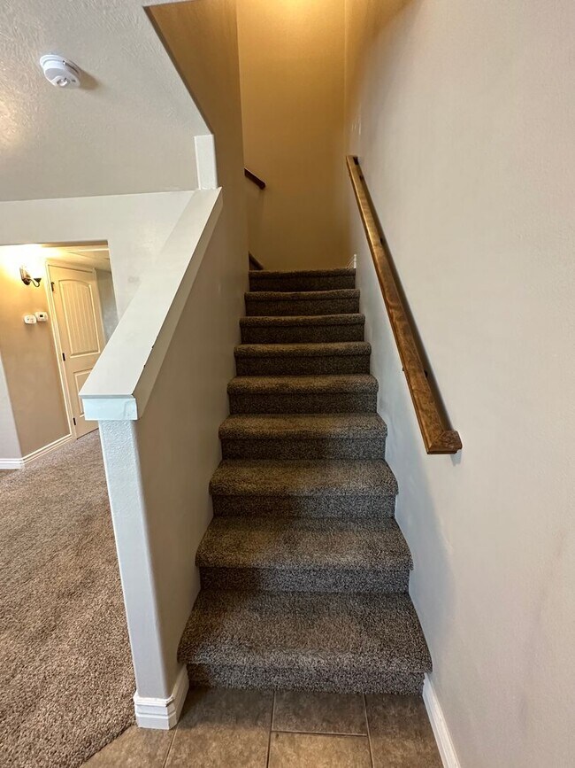 Building Photo - Desirable 2 Bed 1.5 Bath Lincoln Park Townhome