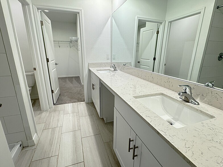 master bath - 2505 Leonia Ln
