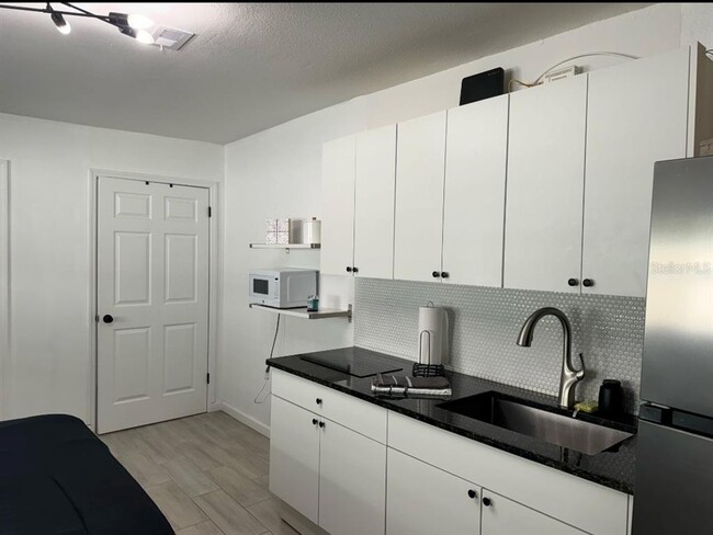 Building Photo - 806 S Solandra Dr