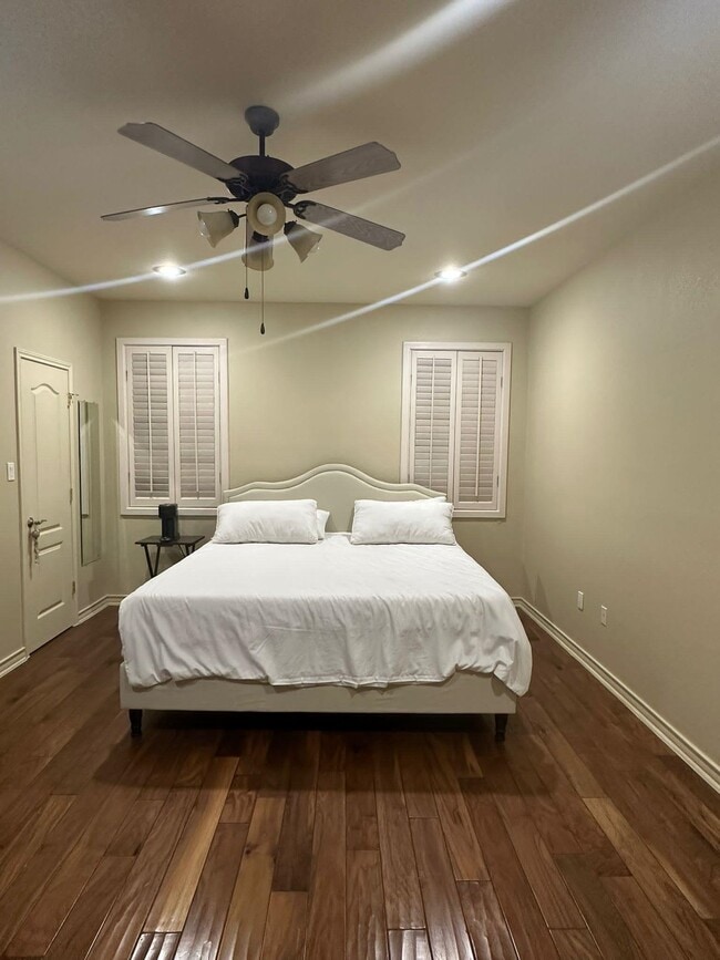 Building Photo - 9813 Sandhill Dr