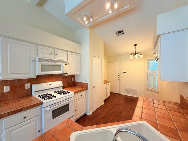 Building Photo - 1703 Hatch Rd