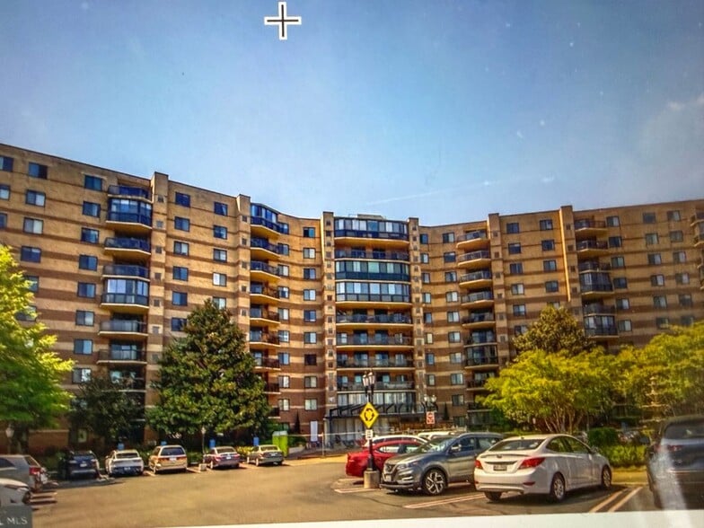 Building Photo - 8360 Greensboro Dr