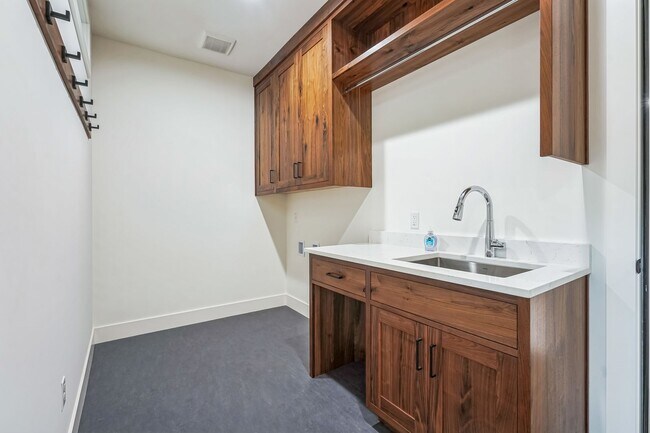 Building Photo - 1236 Parkside Ave