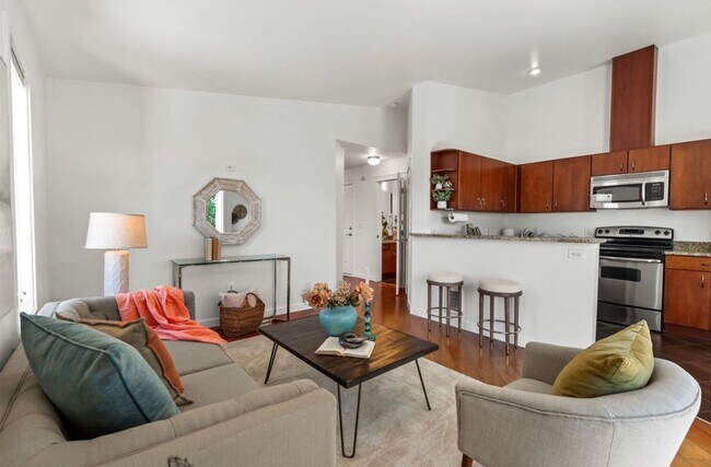 Building Photo - Top Floor 2-Bed Condo with Garage Parking