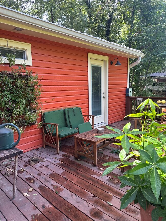 Building Photo - 2 bedroom / 2 bathroom East side Cottage