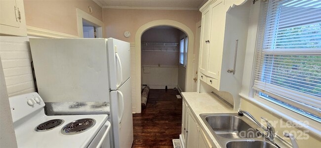 Building Photo - 206 Willow St SW