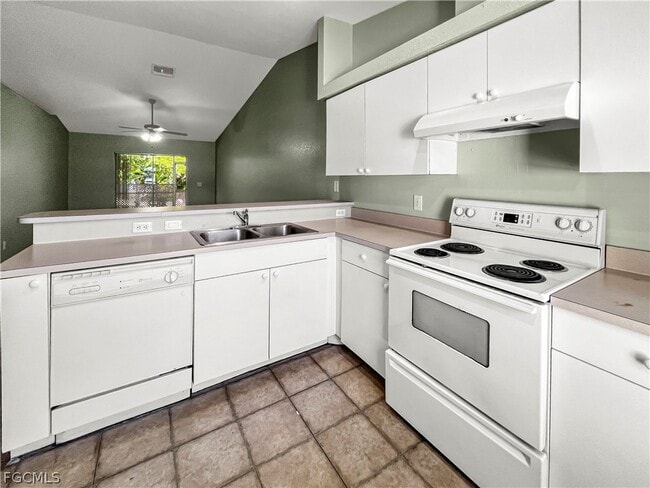 Building Photo - 1909 SW Santa Barbara Pl