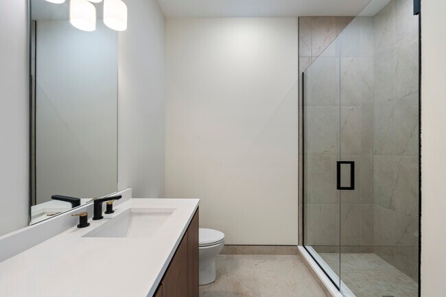 Building Photo - 428 E 50th Pl