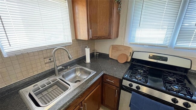 Building Photo - 3503 7th Ave W