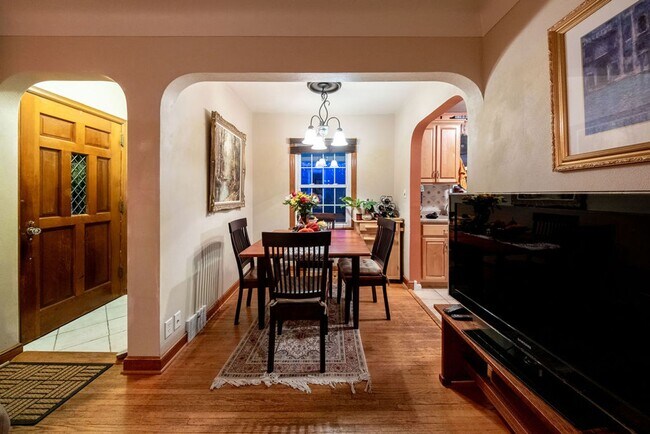 Building Photo - Charming 3brm/2ba house near Como Park!