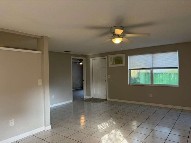 Building Photo - Gulfpfort Home With A Bonus Room