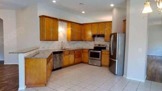 Building Photo - 4 Bed 2 Bath near Buck Thomas Park.