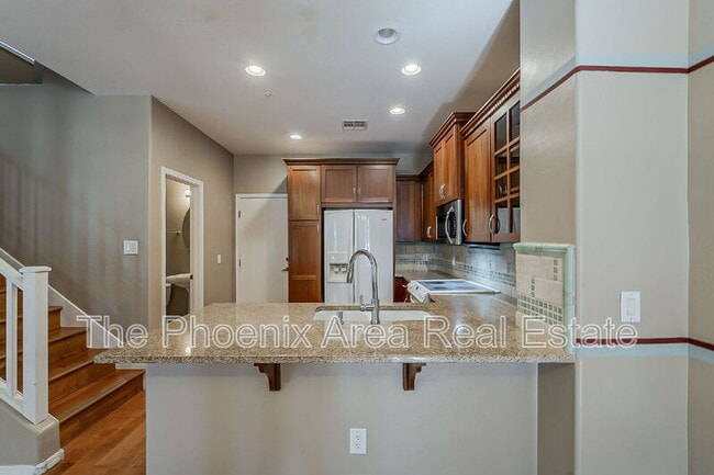 Building Photo - 885 S Osborn Ln