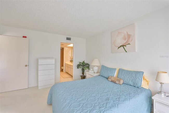 Building Photo - 9000 Commodore Dr