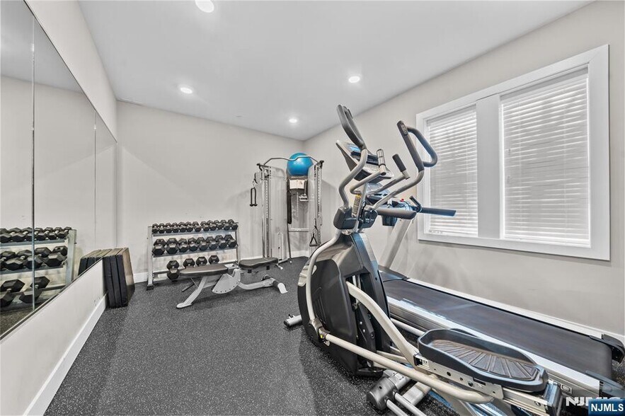 Building Photo - 313 Woodland Pl