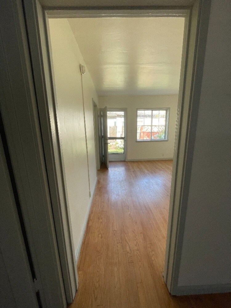 Building Photo - 14550 Moorpark St