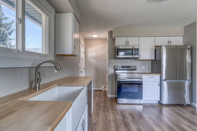 Building Photo - Beautifully renovated three bedroom with l...