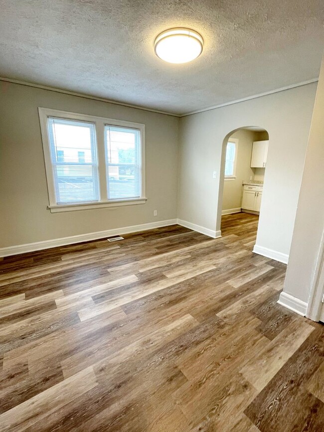 Building Photo - 2 Living Area's & 2 Car Garage - Near MSU,...