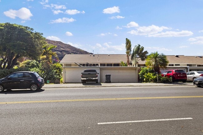 Building Photo - Waterfront living in this Hawaii Kai Marin...