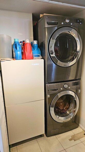 Building Photo - 400 Leslie Dr