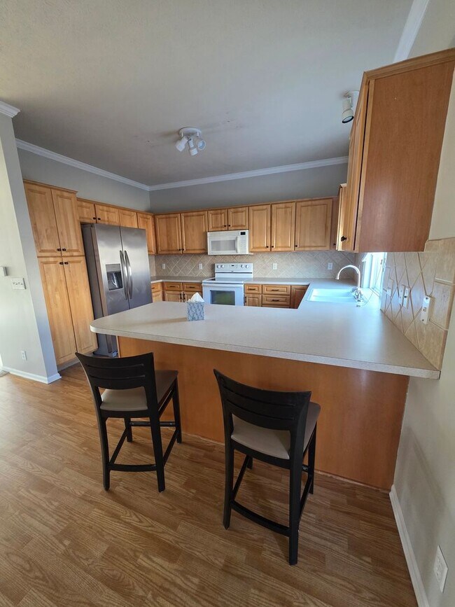 Building Photo - Primary Bedroom of Your Dreams! 3 bedroom/3 bathroom/3 car garage