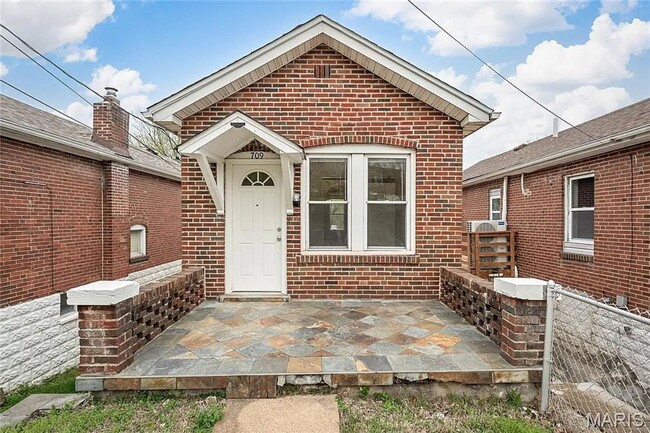 Building Photo - 709 Dammert Ave