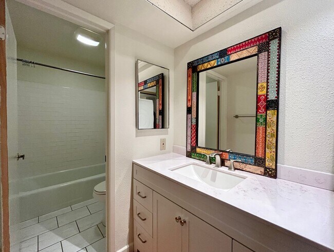 Building Photo - AVAILABLE NOW!! LOVELY - 1 Bed 1 Bath Uppe...