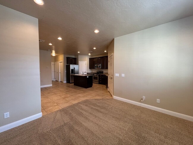 Building Photo - SPACIOUS TOWNHOME FOR RENT!